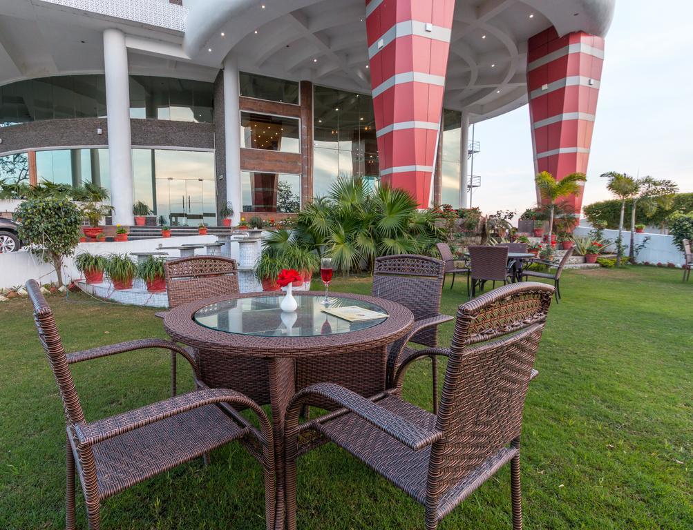 The Solitaire Dehradun Exteriör bild