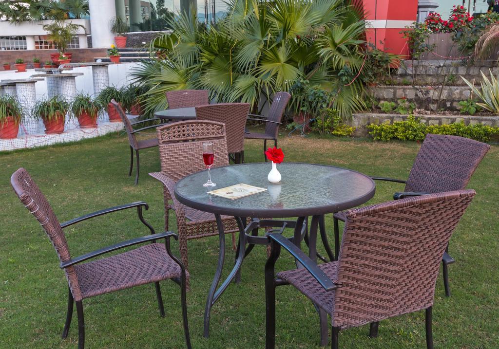The Solitaire Dehradun Exteriör bild